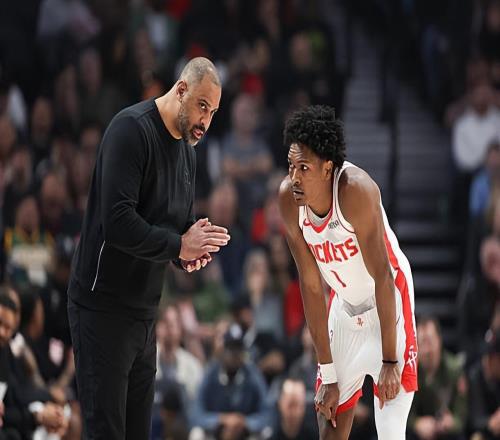 明知道后场新星不适合打控卫还在继续,火箭是打算一条路走到黑