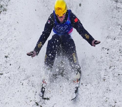第四金！王心迪斬獲自由式滑雪男子空中技巧金牌！中國冬奧再現金牌夫妻！