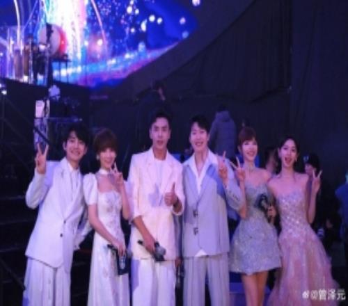 管澤元分享跨年合照：一年只化一次妝的我在B站跨晚陪你們跨年