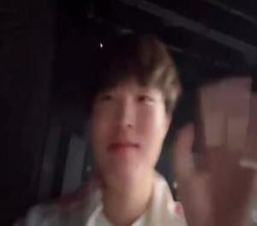 Bin賽後刷手機享受被叫來連線whzy：今天打的還行，冠軍送給你們