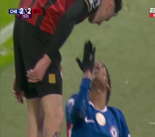 埃斯特旺被阿莱士希门尼斯撞倒后,对他飞吻并大笑