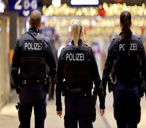 德媒：沙爾克球迷與多特球迷在火車站斗毆，數(shù)百人參與其中