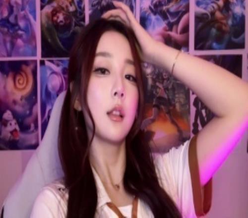 已经穿上了G2的队服了！解说Kitty晒照：决赛ootd