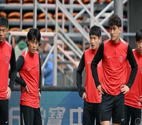 前瞻龙兴足球场上演首场“川渝德比”，重庆铜梁龙将挑战中超“领头羊”