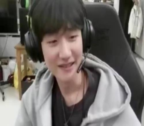 Peanut直播向观众粉丝告别:职业选手韩旺乎跟大家道别辛苦了!