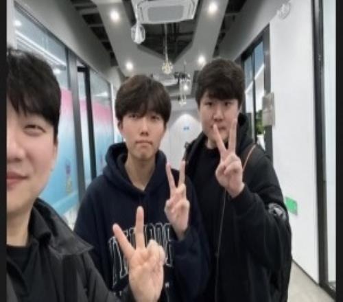 Bigwei也要走Viper經(jīng)紀(jì)人和KT教練Score經(jīng)紀(jì)人已經(jīng)到達(dá)BLG基地