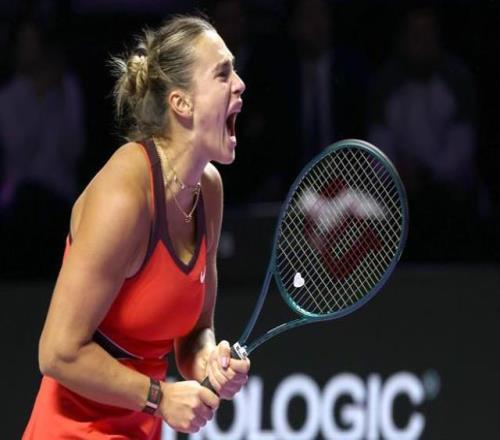 四人狂欢唯有萨巴伦卡一人落寞,网友:球后2025赛季一纪录更炫目