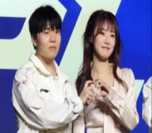 不官宣真不知道1月22日賽後Rookie還與小鈺親密賽後互動