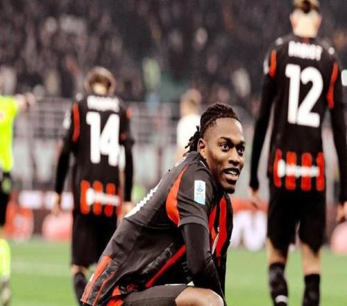 足坛一夜动态:拜仁12轮不败领跑,曼城绝杀鱼腩,巴萨AC米兰登顶