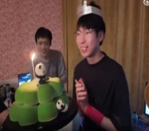 AL為Hope慶祝生日，Tarzan和Flandre隔空祝福