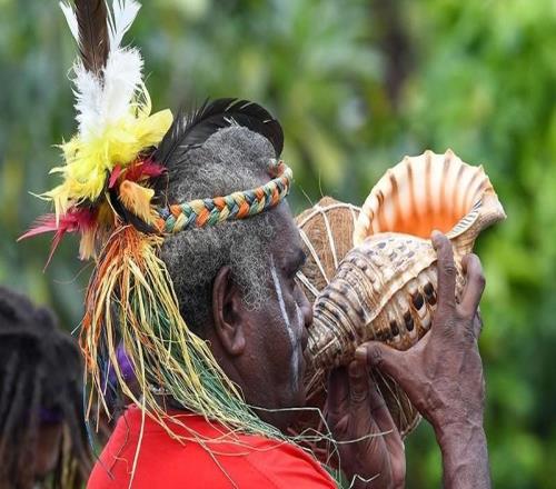 来自家乡的信物,新喀里多尼亚队附加赛前携带海螺等饰品合照