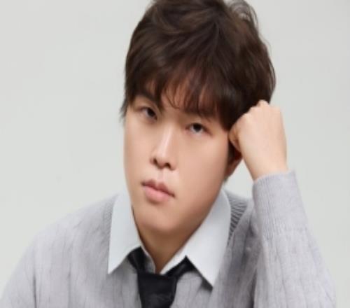 BLG发布选手校园风写真：下课铃响了，一起去小卖部吗