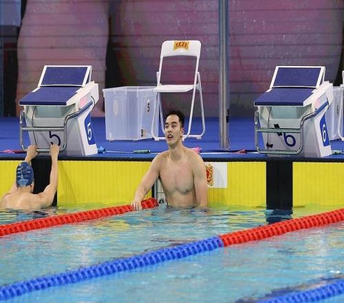 上海隊鄭英昊摘得男子50米蛙泳金牌，覃海洋犯規(guī)被取消成績