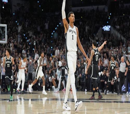 维克托文班亚马在NBA开幕周的精彩表现,为他赢得了NBA荣誉