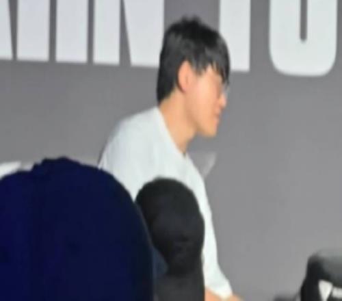 差點忘了Gumayusi采訪完后險些忘記fmvp獎杯帶走