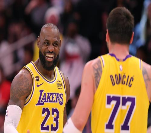 湖人8连胜，东契奇背靠背砍100分！41岁老詹19+15+10再创历史第一