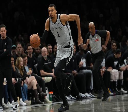 马刺4人20+三杀火箭,马刺145120大胜火箭,文班亚马高效轰29分