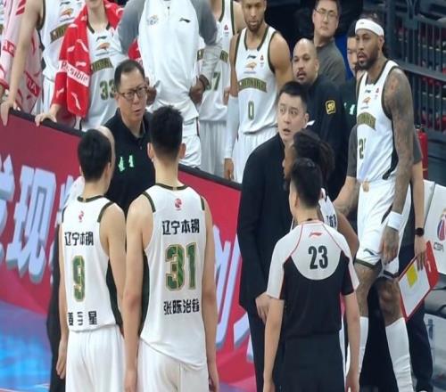 杨鸣凌晨两点发视频怒怼裁判:沉默只能换来得寸进尺或被CBA追罚