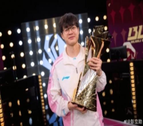 夺得先锋赛冠军后，Xun社媒分享自己赛后捧杯照