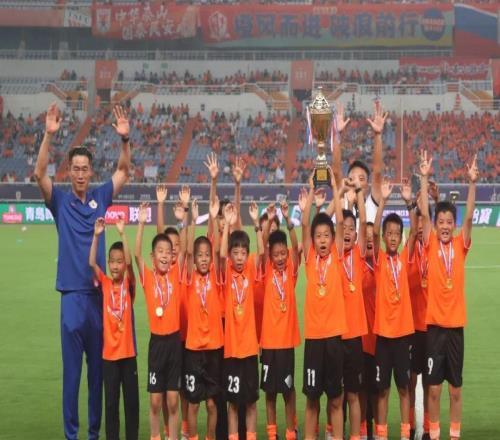 中超現場頒獎！2025山東省“泰山小將”數選未來足球精英賽U8、U10組別舉行頒獎儀式