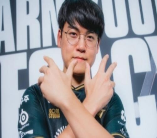 LOL官方分享Gumayusi照片并配文:Gumayusi的新姿势刚刚出炉