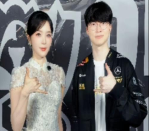 余霜分享与Faker的合照:第六冠!FAKER!三连冠成就达成!