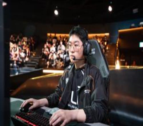 太能送了宙老師！HLE上單Zeus首局格溫08，決勝局酒桶07