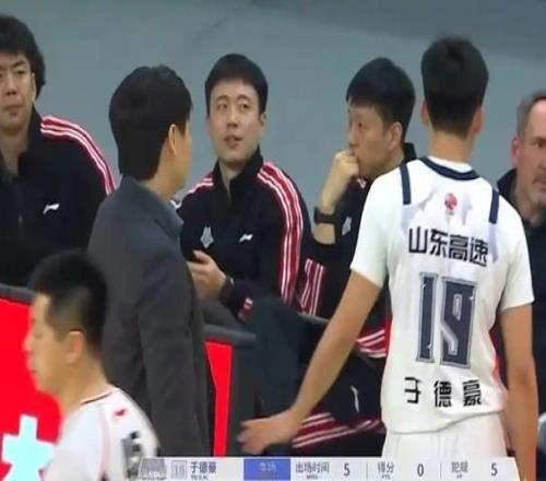 山东队29分惨败上海队的背后:所谓的一家人口号,就是一句空话