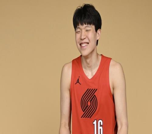 杨瀚森首秀拿什么数据才及格想回NBA,发展联盟保底20+10+5!