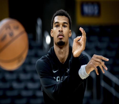 裁判抢镜,湖刺大战双方累计罚球84次,文班等马刺3人毕业