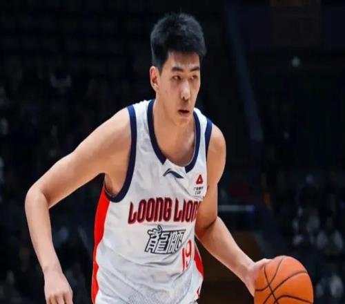 徐昕攻守再蛻變！關鍵球連搶籃板，賽季蓋帽+命中率都能壓製周琦