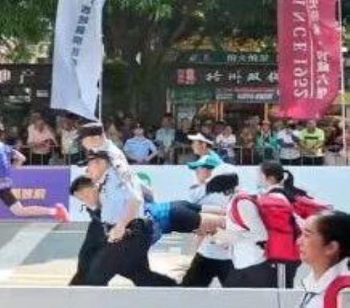 廣西梧州半馬一選手被抬著衝過終點，工作人員回應