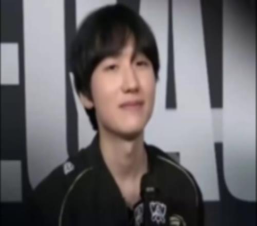 S15赛事采访Peanut:对十年前的自己说不要放弃,努力往前走