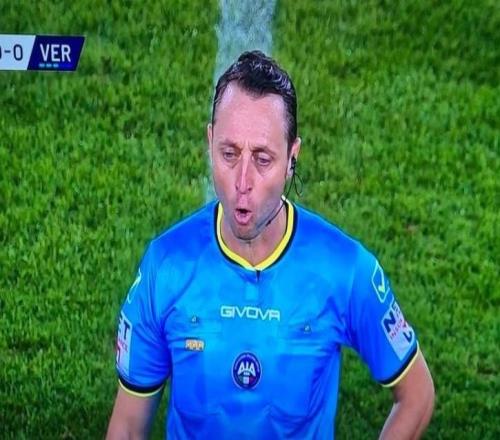 球衣颜色相近当值主裁把维罗纳与乌迪内斯搞混了