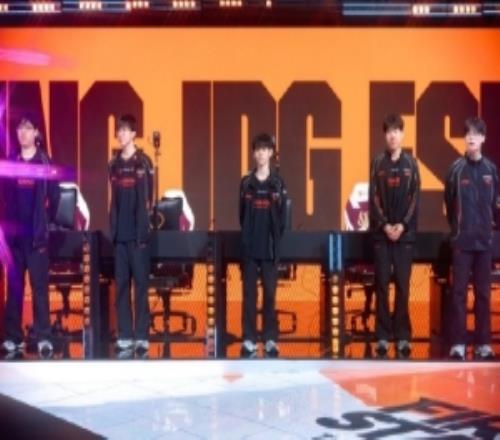 LPL发布JDG赛后返图：披荆斩棘，一往无前