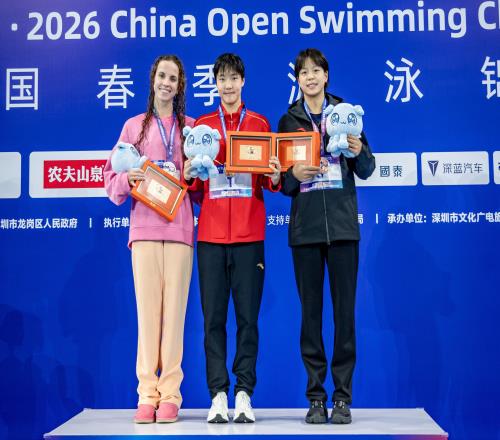 击败奥运亚军夺冠！中国游泳13岁天才少女崛起：还有两个冲金点