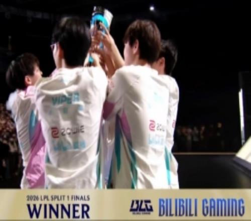 主持人吴雨凡：BLG最后一把优势打的真稳啊捧起了银龙觉醒