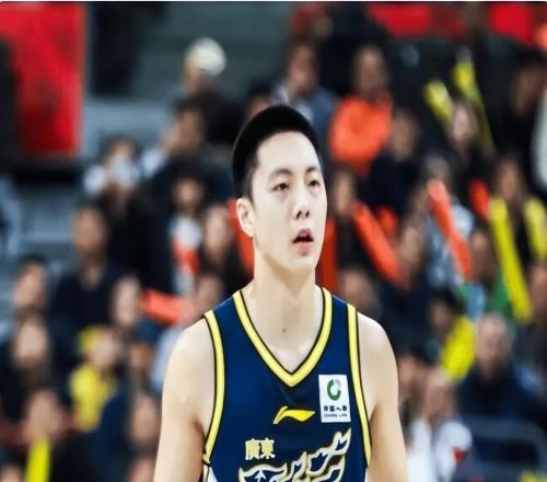 胡明轩现在状态真差,广东男篮自己的球迷,现在都对他不满意