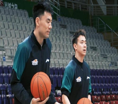 备战青岛!赵继伟开启合练但缺席今晚比赛,杨鸣展望对手给足认可