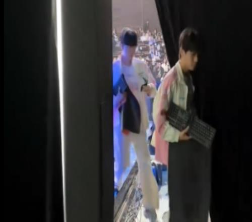 BLG官方分享Daeny教练在后台等待选手下场：nice操作