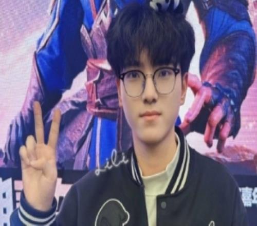 真去WBG了zika微博ID已從LNG_Zika改名為Zika707