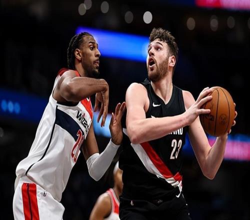 看起来数据相当不错,实际上开拓者先发中锋简直是被各种打爆