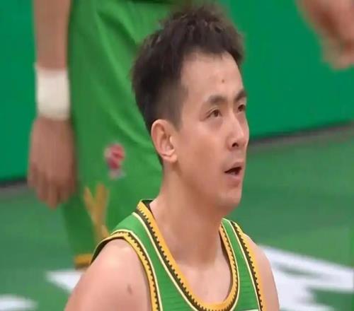 CBA疯狂一夜!深圳双杀辽篮,上海惊魂逆转新疆,北京险翻车输球