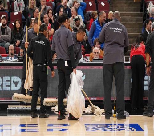 搞笑，热火队如何“立即”得知公牛队场地无法使用，导致比赛延期