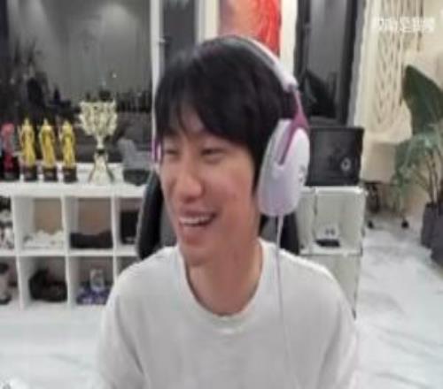 太變態！Doinb直播間彈幕：泡麵過期不丟，在一起九年的女友說丟就丟