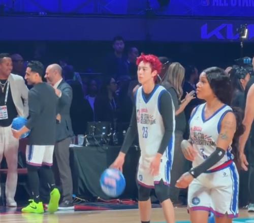 王鹤棣染一头红发亮相NBA名人赛,多次冲击篮下得手,全场9投5中,得到10分4篮板