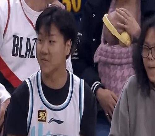 中国骄傲！杨瀚森首秀，场边有中国球迷身穿青岛球衣前来助阵