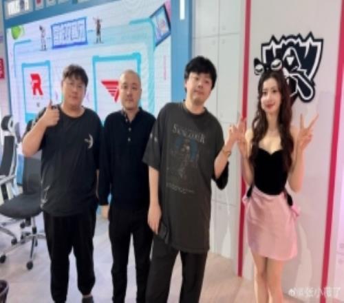 主持人张小薇晒照:做个纪念这一年总决赛在高能演播室里度过