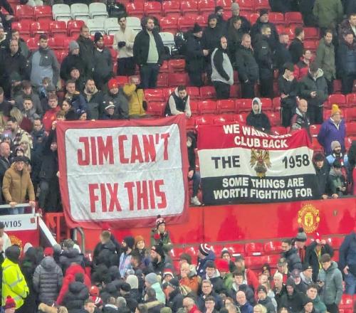 足总杯被淘汰,现场曼联球迷打出横幅:吉姆解决不了这个问题
