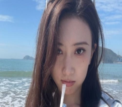 无畏契约主持维嘉晒照：12点开启海边的6小时徒步！